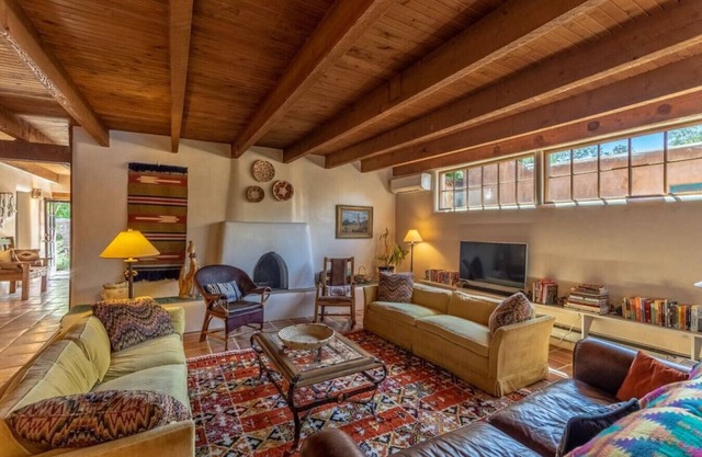 Jimenez Street · Historic Family-Friendly Adobe Home with Arcade Games & Hot Tub