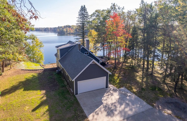 JJ's Lakeside Hideaway: Relax by the Firepit on Crisp Autumn Nights