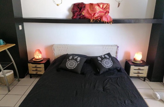 Jolie chambre climatisée avec balcon chez l'habitant