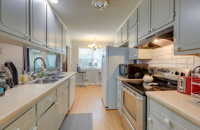 Jonesboro Home w/Screened-In Porch & Fire Pit!