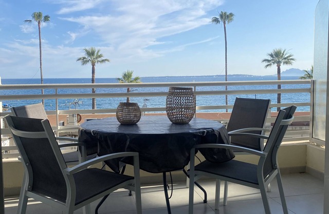 JUAN LES PINS Grand Studio Front de mer 4 Personnes