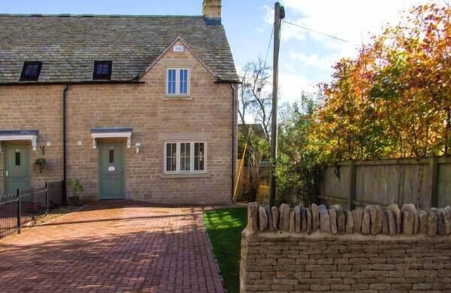 JUBILEE MEWS, pet friendly, with a garden in Andoversford
