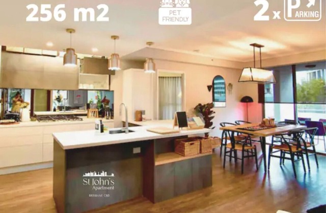 Jumbo 256mt sq 3 bedder w Giant Balcony 2 Car Park