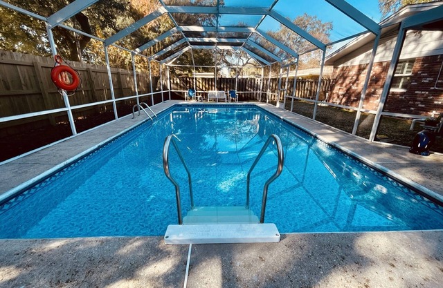 "Juniper Junction" - Covered Pool/Entertainer’s Dream/10 Minutes from Beach