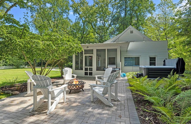 Juniper Presents: A Classic Lakeside Cottage w/Hot Tub, Steps from the Beach