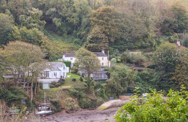 JUNKET COTTAGE, pet friendly, luxury holiday cottage in Noss Mayo