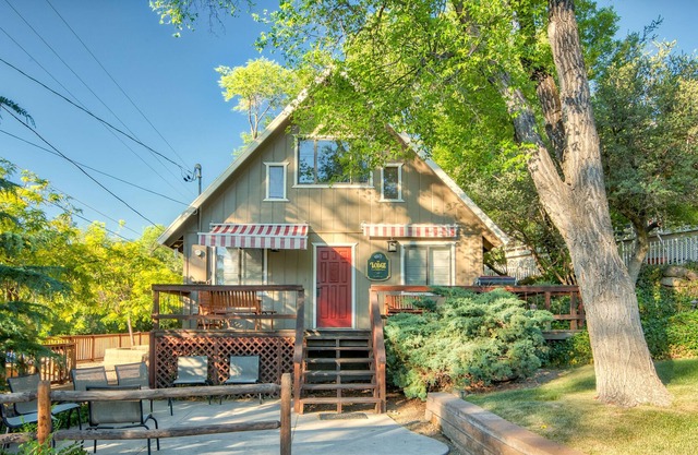 JUST 1 MILE FROM DOWNTOWN SQUARE - HOMEY CABIN NESTLED IN THE PINES