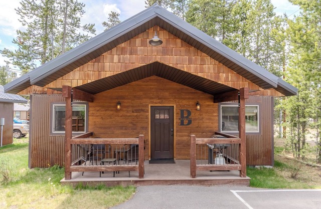 Just 5 blocks from Yellowstone, this 2 bedroom cabin has A/C!