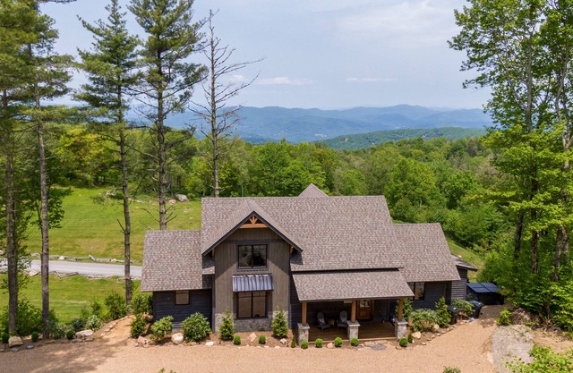 Just Bluffin' at Eagles Nest - Hot Tub, Views, Firepit, Pets