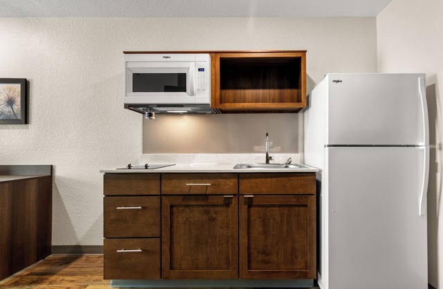 Just northeast of downtown: stay, work, relax: Relaxing Stay w/Full Kitchen, Workspace, & Free Parking