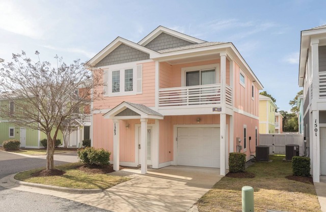 Just Peachy at Devonshire Place 3 Bedroom Home, 1 Mile to Beach Access