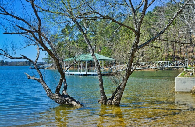 "JUST STEPS TO THE WATER" PRIVATE 2 BR 2 BATH APARTMENT ON 5 POINTS COVE