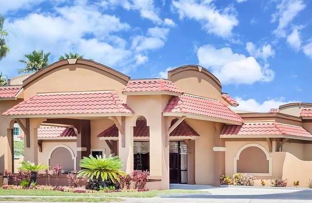 Just What You Were Looking For! 3 Comfortable Units, Pool