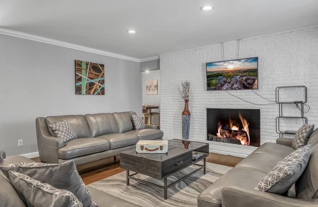 JustLikeHome OKC-50th Street Luxury Stay for up to 14