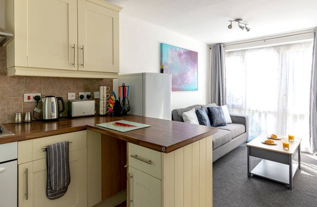 K Suites - Lovely 3 bed House w/ FREE parking