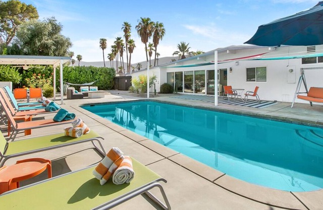 K0614-The Happy House: Fun Mid-Century Home with Pool and Spa in Central Palm Sp