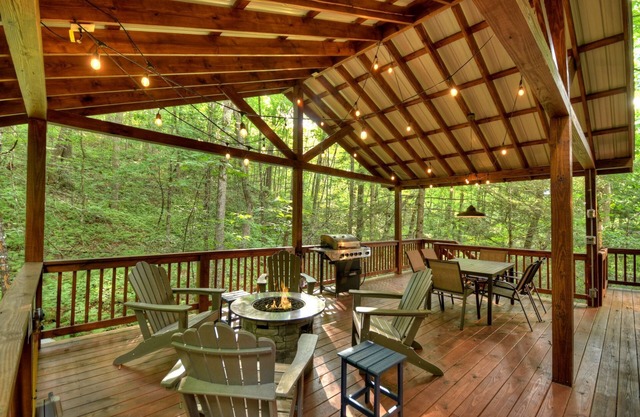 K6 Lodge - Gather around the firepit, soak in the hot tub, and splash in the creek!