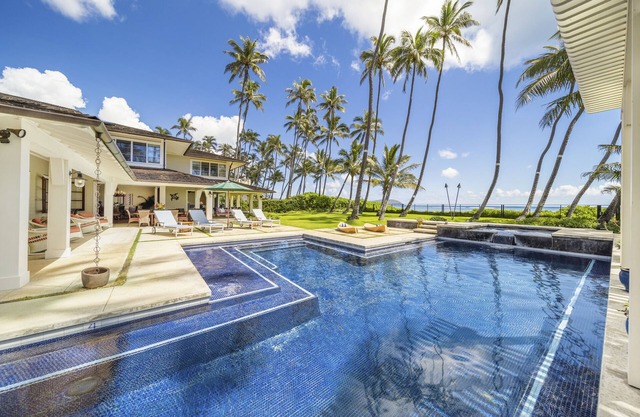 Kahala Beachside Estate: Luxury Estate w/Pool, Jacuzzi, AC & Spacious Yard