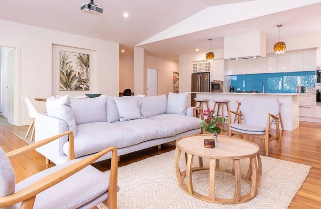 Kailani Spacious and Stylish at Smith's Lake