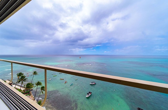Kaimana Breeze by Gather: Luxe Oceanfront Condo w/Beach & Fireworks Views