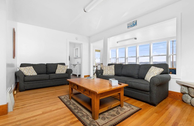 Kaiser House Sleeps 8, Traverse City 3 minutes away! Pet friendly