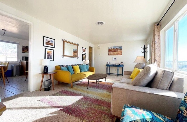 Kanab Utah home with HUGE fenced in backyard-Pets Welcome! Near National Parks!