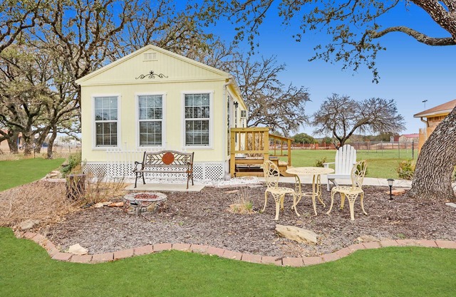 Kara's Cottage - Cozy Johnson City Bungalow for 3!