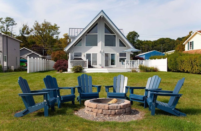 Katie’s Cottage Lakefront Stay w/Hot Tub & Kayaks