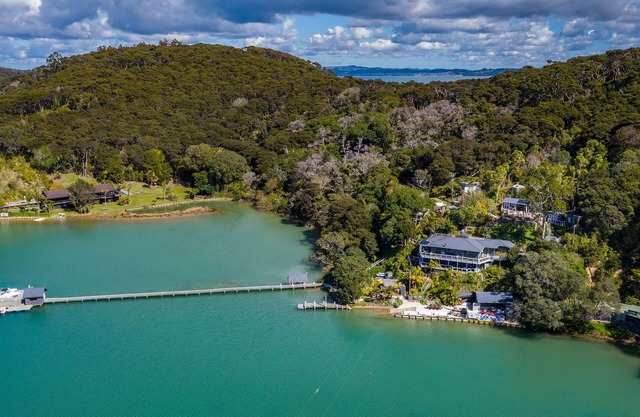 Kawau Lodge - Kotuku Master Suite plus 5 bedrooms