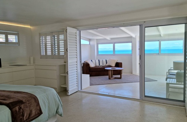 Kaya Moya, Sleeps 2, Modern and central with sea view