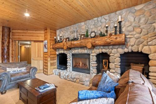 KBM Resorts - Walk to Deer Valley slopes Cozy 2Bdrm condo hot tub BBL-351A