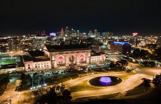 KC Cosmopolitan Chic: Your Stylish Stay