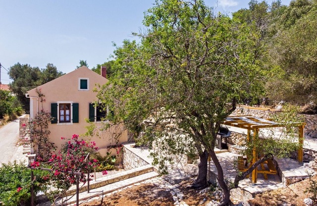 Kefalonia Vintage Home: Traditional Villa in Fiscardo. Pet-Friendly!
