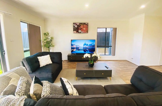 Kellyville Adorable 5 Br Home near Parks & Shops