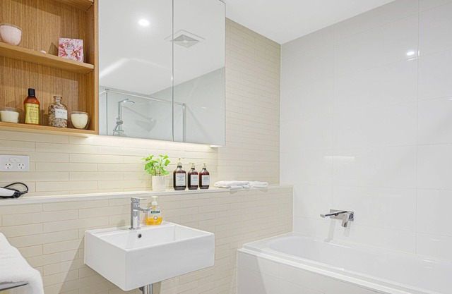 Kellyville Modern 3 Br Apt wifi & parking
