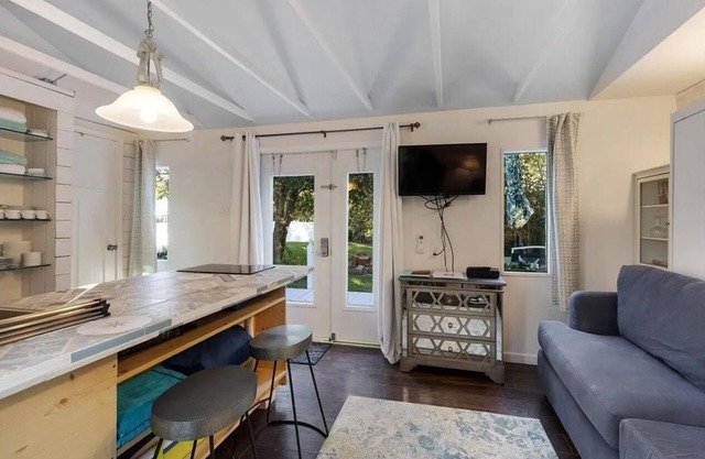 Kemah Cottages on Walsh - Tiny House