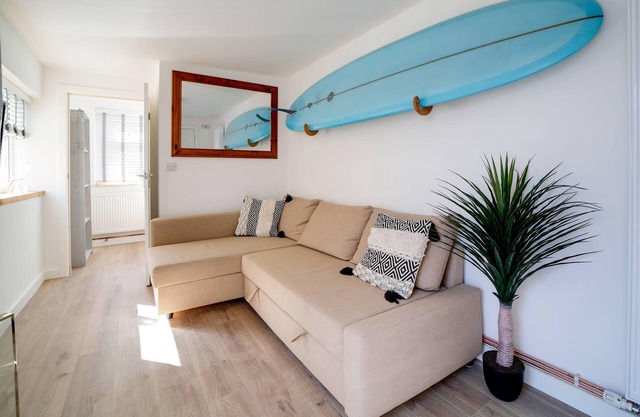 Kernick Sands - 10min walk through the sand dunes to the beach. Private Parking!