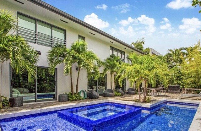 Key Biscayne modern villa w/pool and spa, 5 min from the beach!
