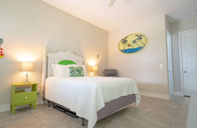 Key West Style Cottage - with pool/hot-tub