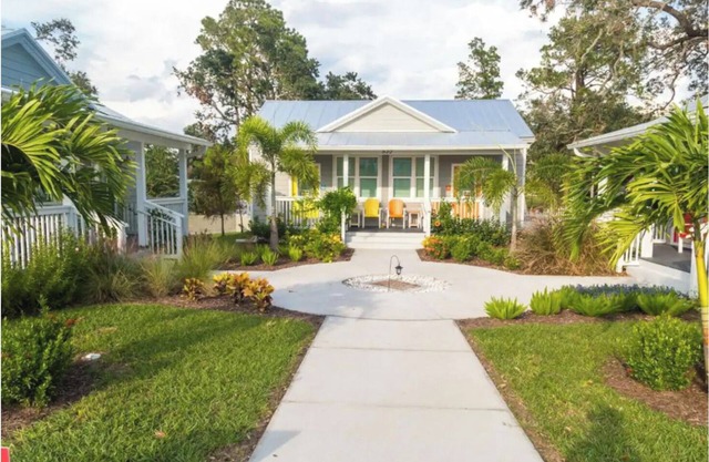 Key West Style Cottage - with pool/hot-tub