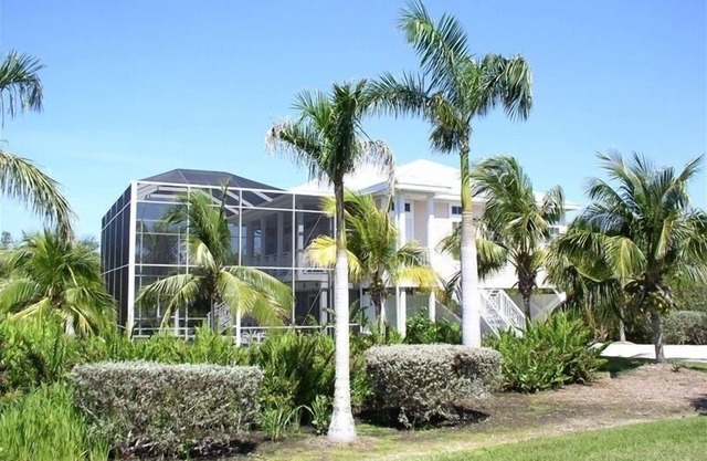 Key West Style Home. With Screened Heated Pool. Only a 6 Minute Walk To Beach.