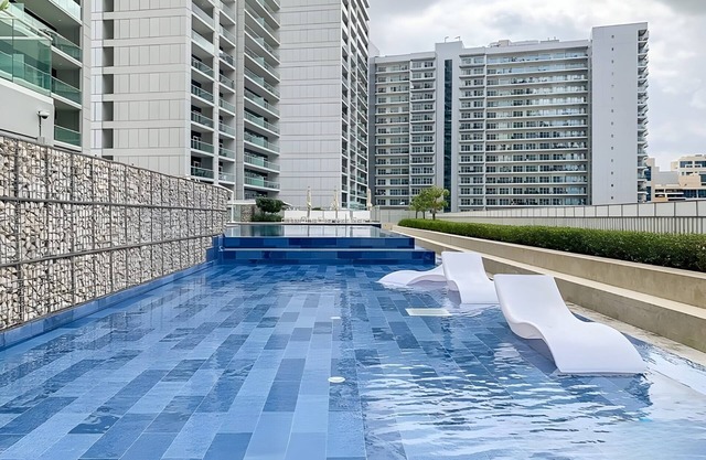 KeyRock - Chic 2BR Escape with Pool