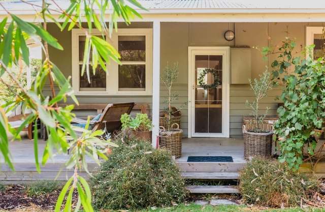 Kia-Ora Cottage - Shaded Garden with space for the Kids to Play