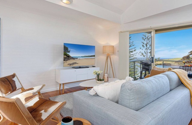 Kiama Haven overlooks Kiama Coastal Walk, Easts Beach and the ocean - amazing!