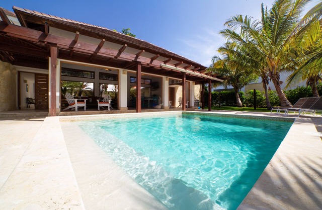 KID-FRIENDLY LUXURY VILLA - 300 YARDS FROM BEACH - MAID & CHEF INCLUDED !