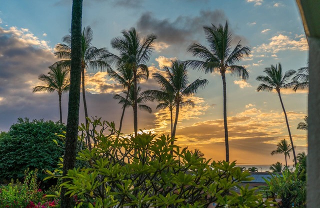 KIHEI AKAHI CONDO STEPS FROM BEACH/POOL - HOTEL ZONED