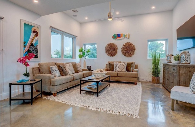 Kiki’s Casa: Beautifully Updated Canal Front Home, Pool & Dockage, Quick Access to Atlantic or Gulf!
