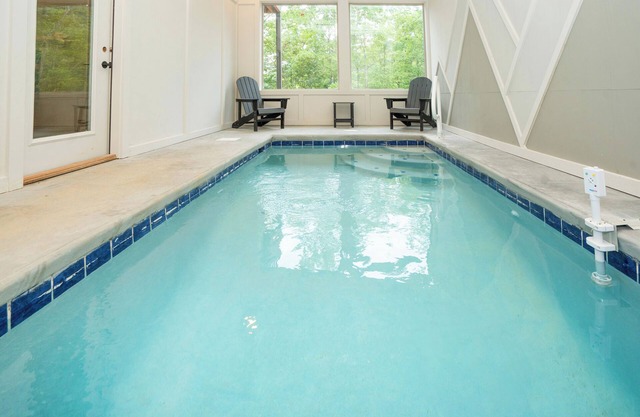 Kilimanjaro: Indoor Pool! Hot Tub, Wifi, Game Room, Modern, Wooded Views!