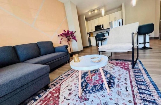 King Bed, 15 Min to Parks, Pet-Friendly, Amenities