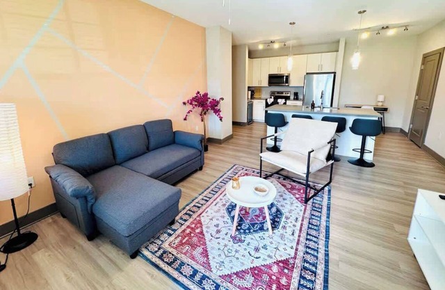 King Bed, 15 Min to Parks, Pet-Friendly, Amenities